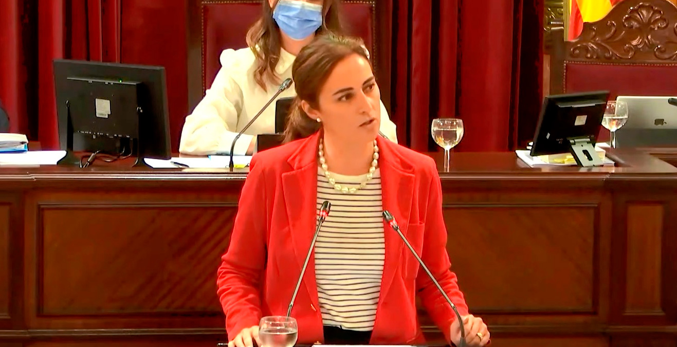 En un claro abuso de su puesto ha pretendido silenciar a VOX cuando no ha tenido reparos en prolongar el tiempo de exposición a otros grupos parlamentarios.