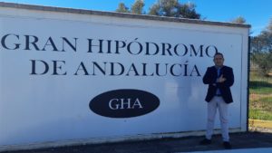 José Antonio Alcocer en la entrada del Gran Hipódromo de Andalucía.