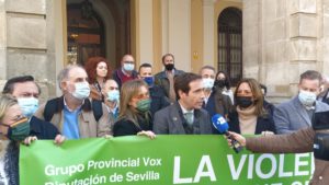 Javier Cortés atendiendo a los medios de comunicación.