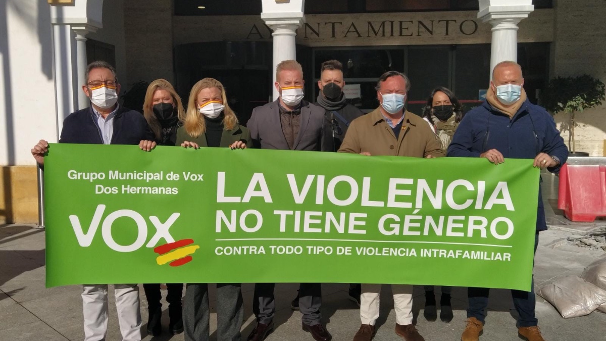 El grupo municipal de VOX Dos Hermanas posa durante el minuto de silencio.