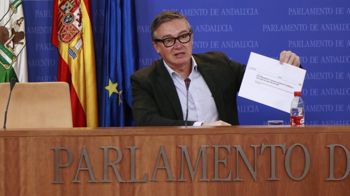 Manuel Gavira enseñando noticias de corrupción de los sindicatos.
