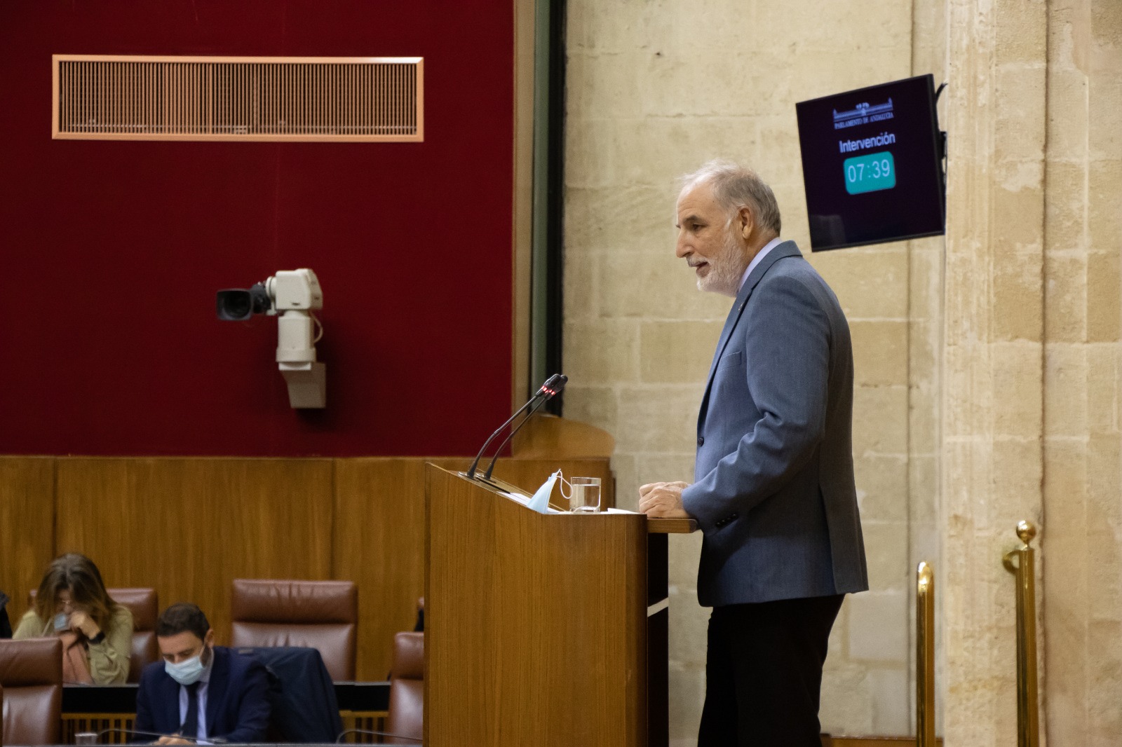 Macario Valpuesta interviniendo en el Pleno.