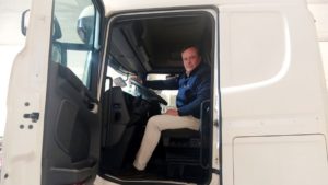 Rafael García subido a un camión de transporte.