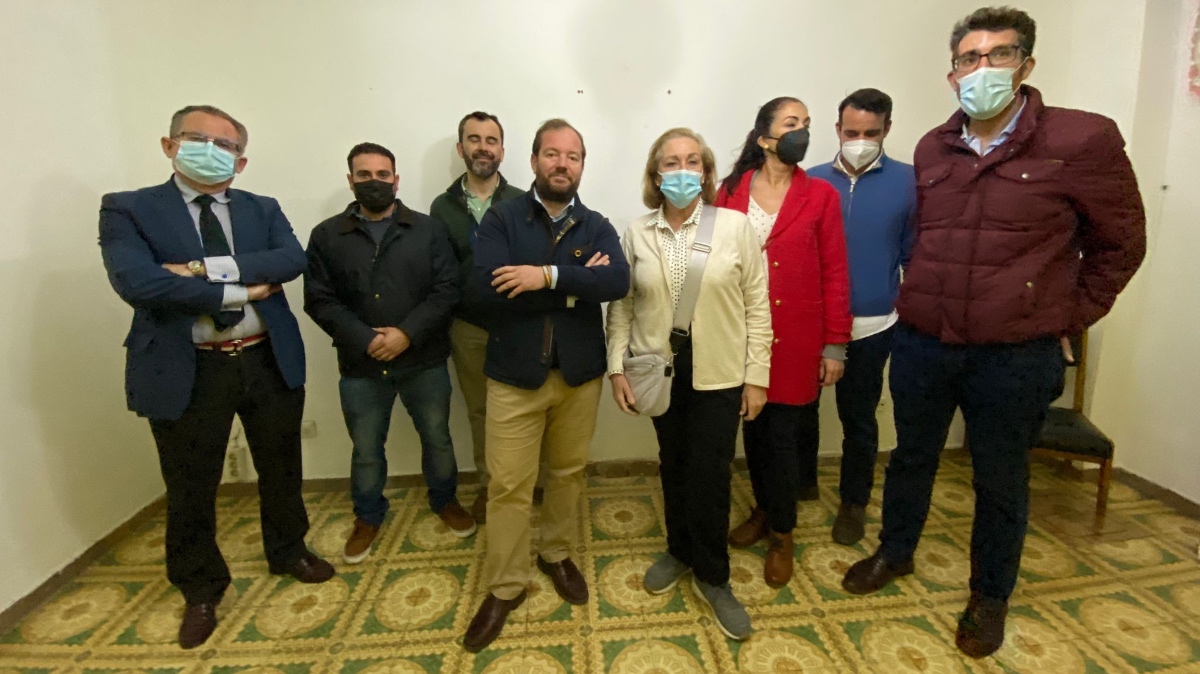 VOX San Juan junto a la propietaria del inmueble okupado