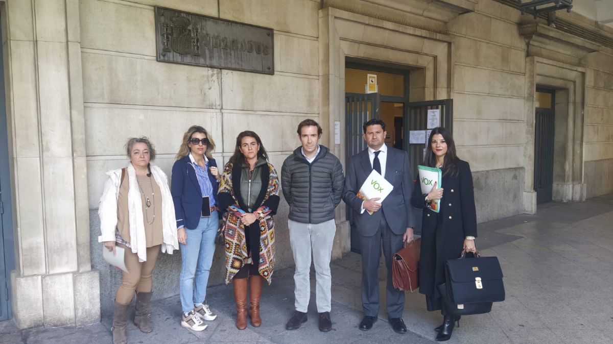 Los servicios jurídicos de VOX en Sevilla junto a representantes del partido.