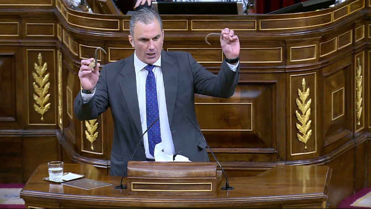 Javier Ortega en la tribuna del Congreso con los garfios con los que los inmigrantes ilegales han atacado a la guardia civil en Melilla