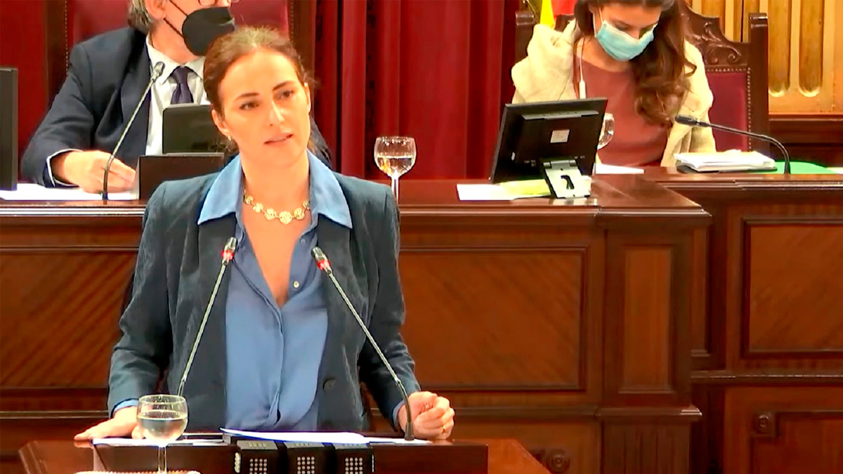 La diputada Idoia Ribas ha defendido este martes en el Pleno de la Cámara balear mediante una Proposición NO de Ley (PNL) la rebaja del Impuesto Especial sobre la Electricidad