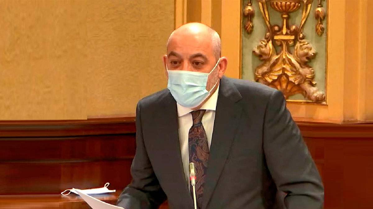 Usted debe hablar con la Delegación de Gobierno para que se instale una comisaría de la Nacional.