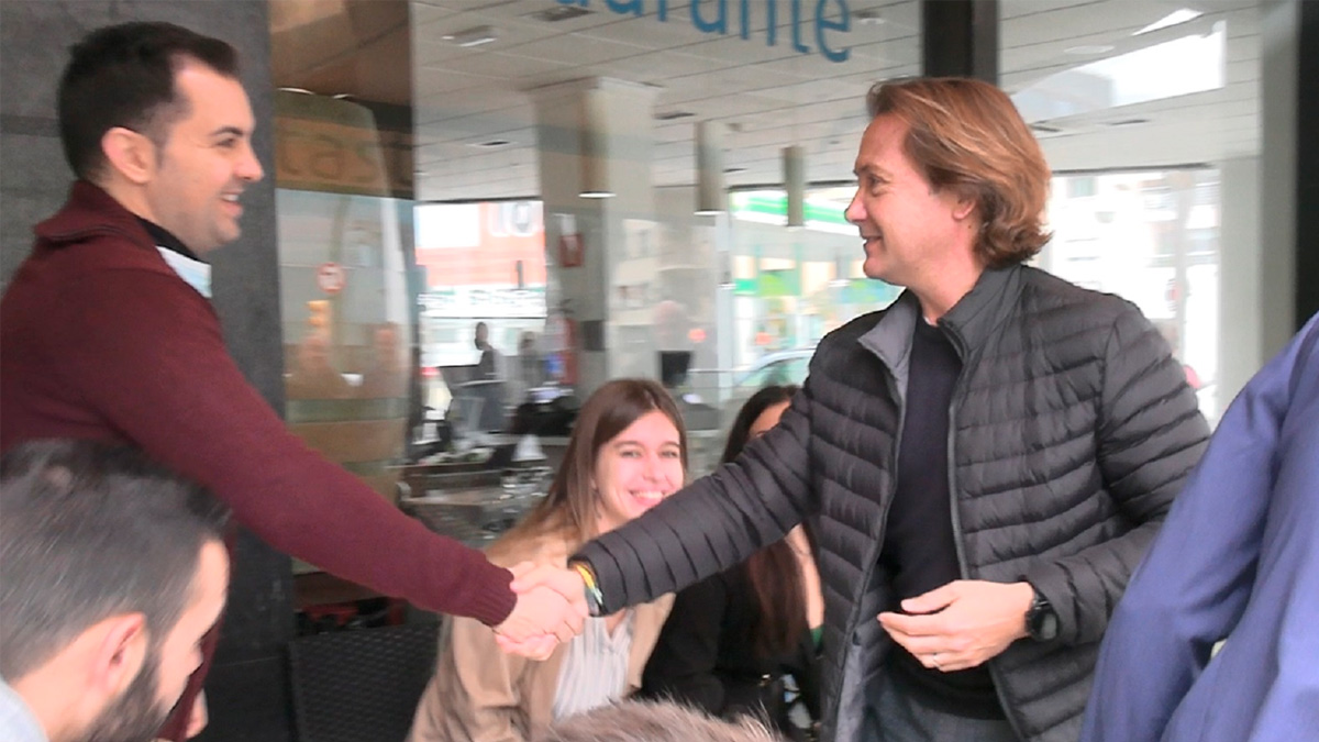 un encuentro junto a jóvenes.