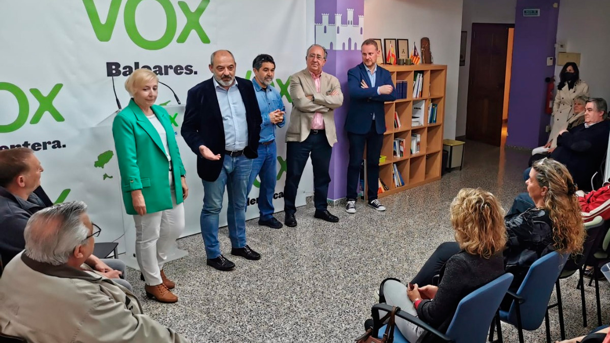 VOX Baleares ha organizado un encuentro con afiliados mayores de 65 años de Mallorca en su sede de Palma.