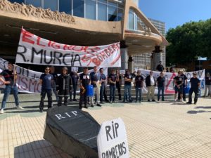Concentración de los bomberos de la Región de Murcia en la puerta de la Asamblea Regional