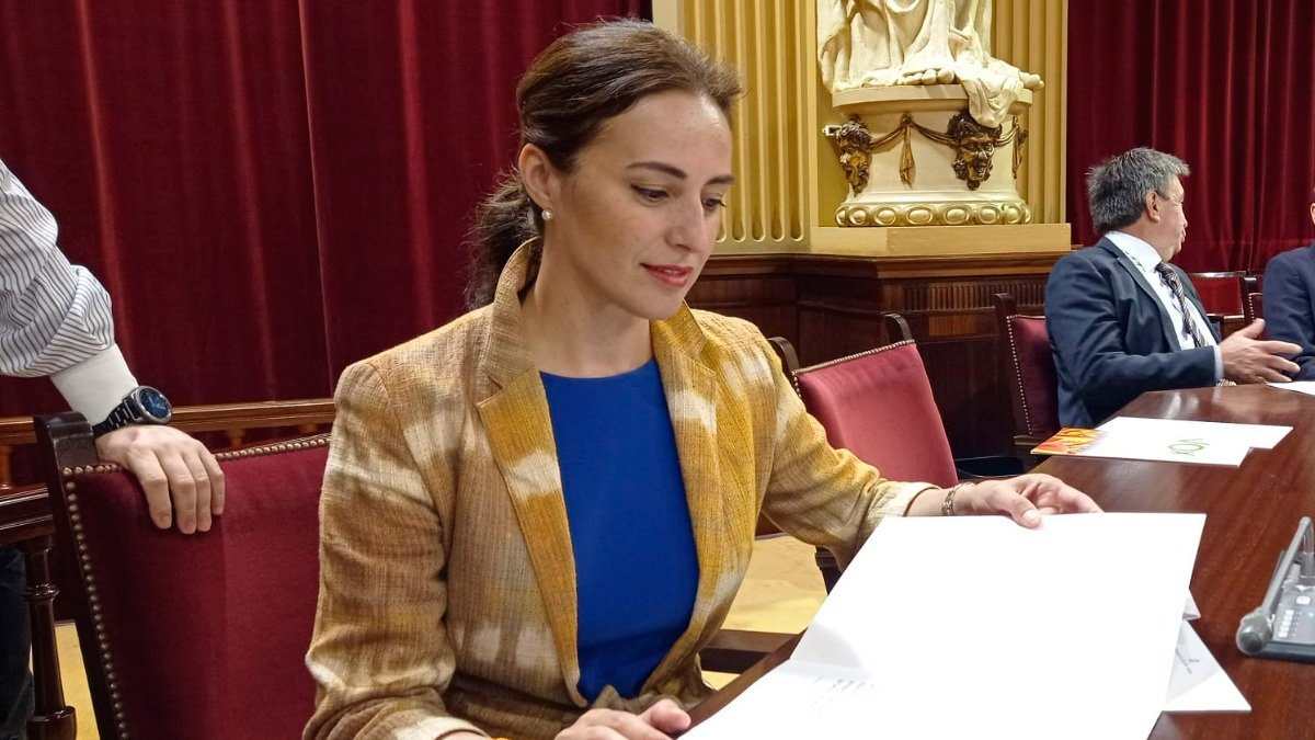Ribas ha interpelado este martes en el Pleno de la cámara balear a Gómez por la imposición del catalán en Sanidad