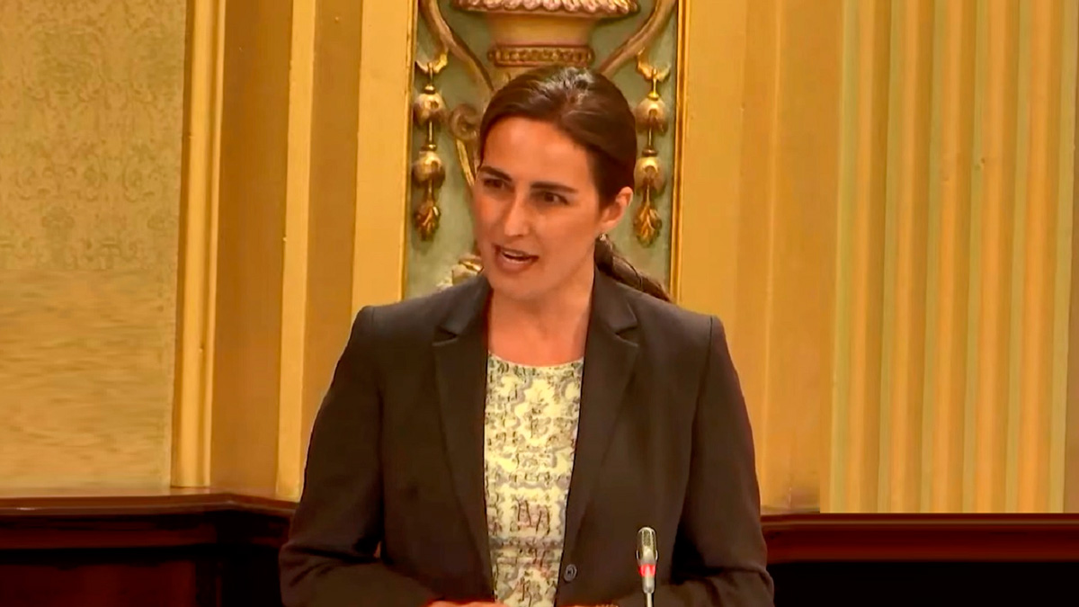 La diputada de VOX Idoia Ribas ha calificado esta situación de un «atropello» a la Constitución.
