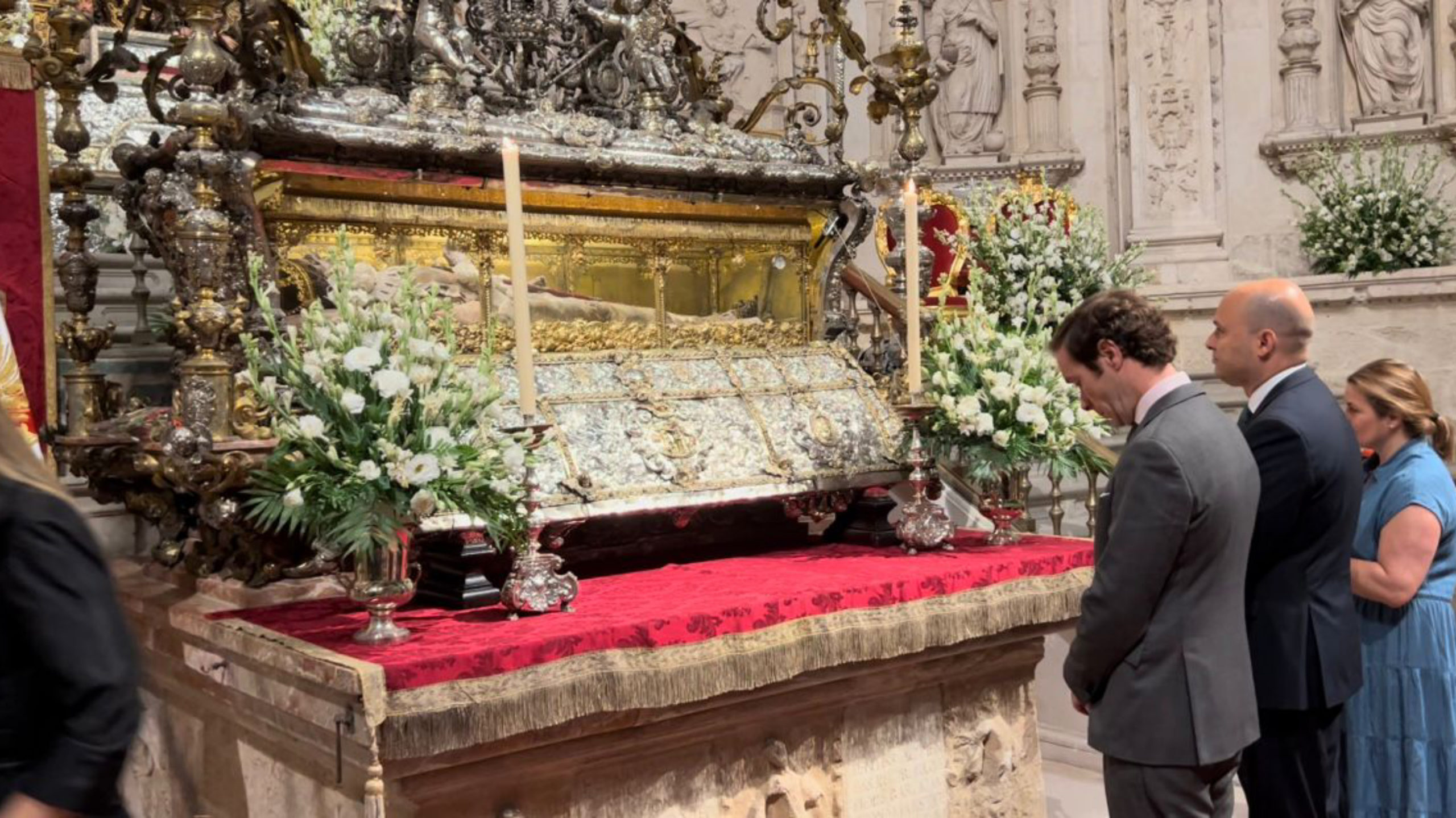 Javi Cortes ante la tumba de San Fernando en la Catedral de Sevilla