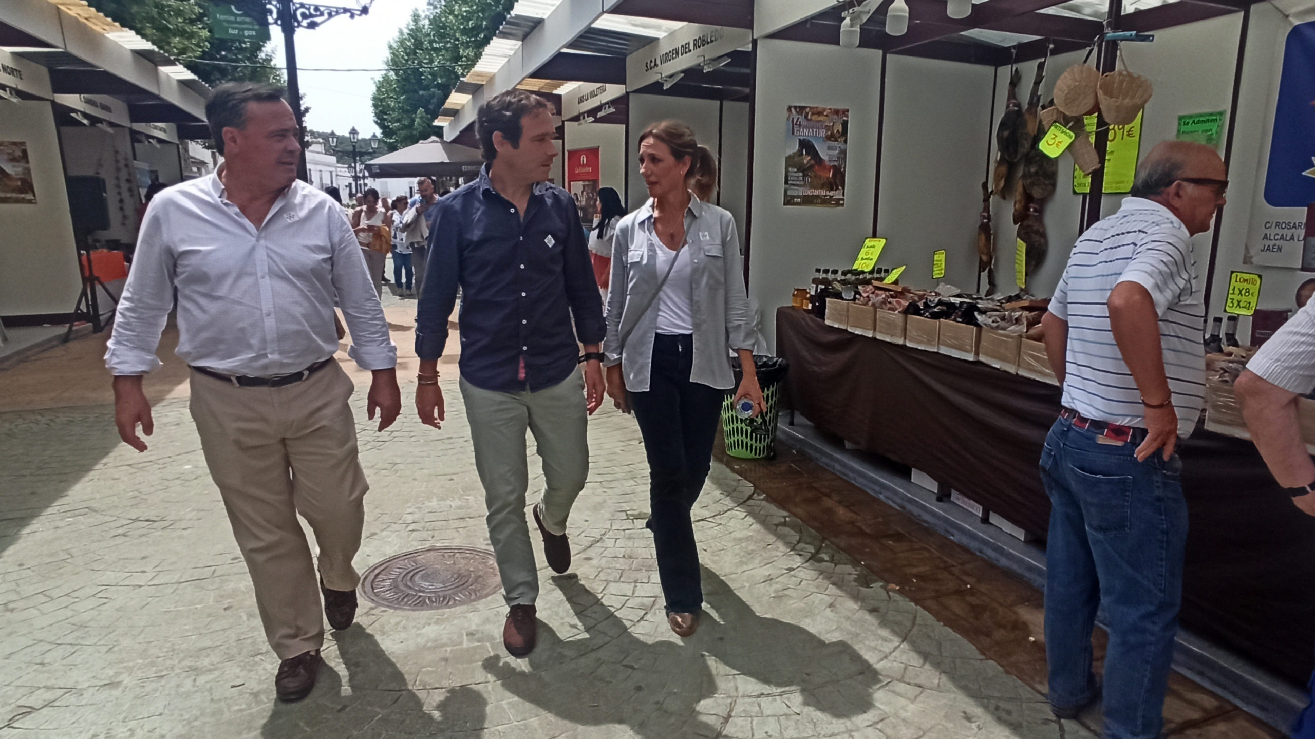 Javier Cortés, Reyes Romero y Rafael García en feria de muestras de Constantina
