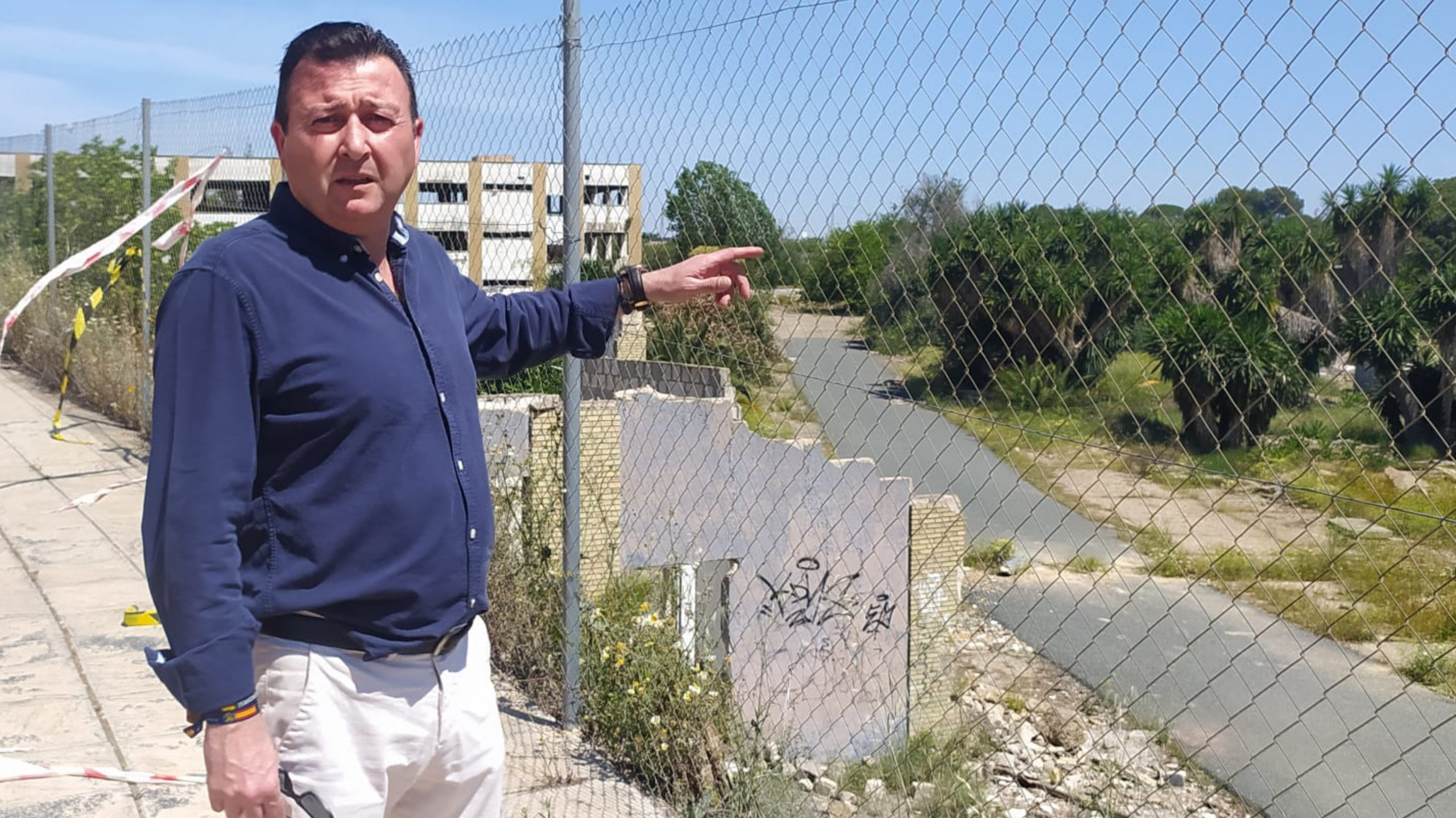 El portavoz de VOX en Alcalá de Guadaíra junto al cementerio de amianto de Alcalá