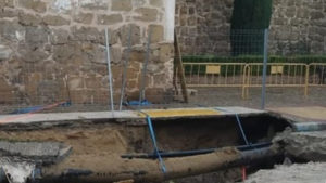 Obras del Ayuntamiento de Marchena junto al Arco de la Rosa y su muralla