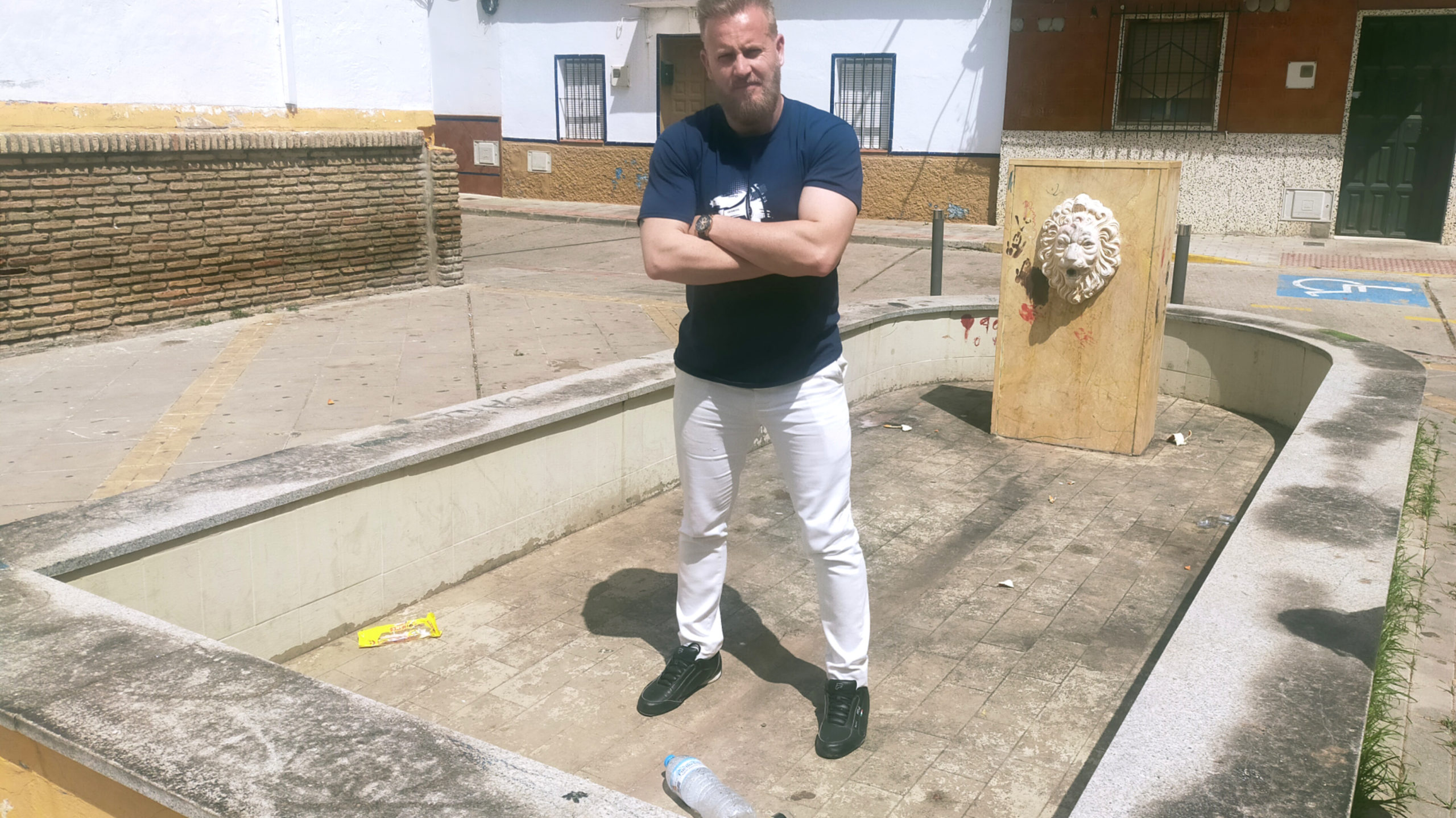 VOX denuncia la degradación de la plaza de Fuente del Rey