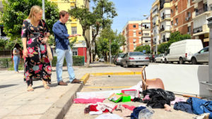 El cabeza de lista de VOX al Parlamento de Andalucía por Sevilla, Javier Cortes, visita el barrio de la Macarena