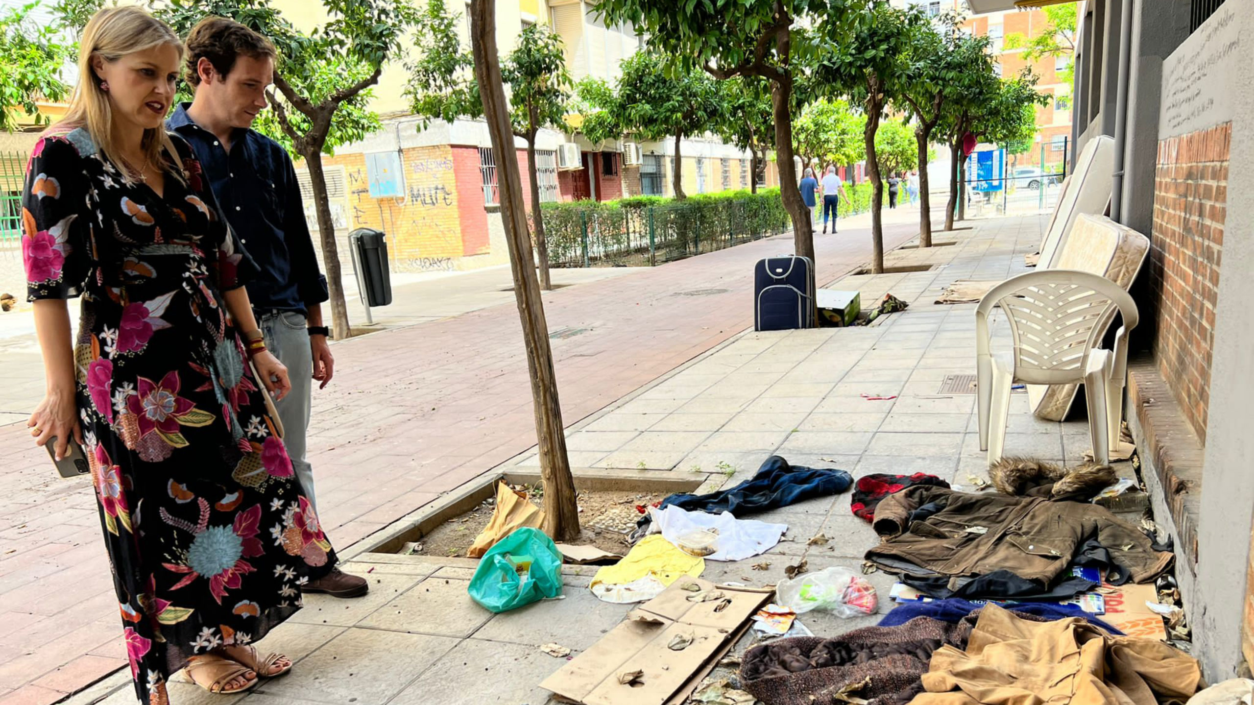El cabeza de lista de VOX al Parlamento de Andalucía por Sevilla, Javier Cortes, visita el barrio de la Macarena