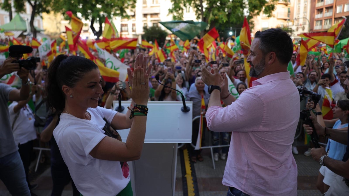 Macarena Olona y Santiago Abascal en el acto de Huelva.