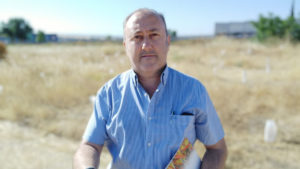 Íñigo Osuna, ante el desolador aspecto de lo que iba un "pequeño bosque" con 300 arboles en Écija, por el abandono del Gobierno del PSOE