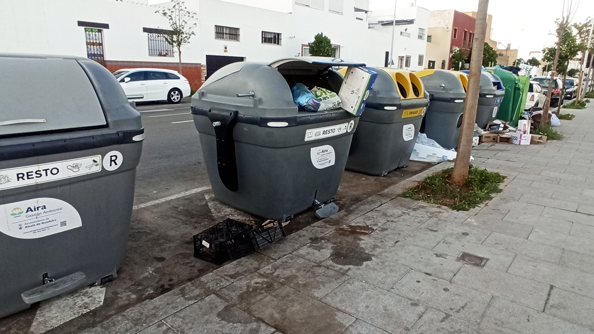Basura acumulada en Alcalá de Guadaíra por deficiencia del servicio de limpieza AIRA