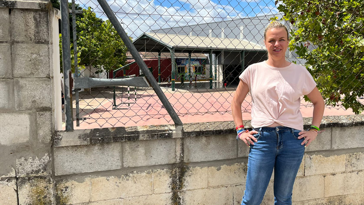 La portavoz adjunta de VOX en el Ayuntamiento de Dos Hermanas, Teresa Terry, ante el Colegio San Fernando, de Fuente del Rey