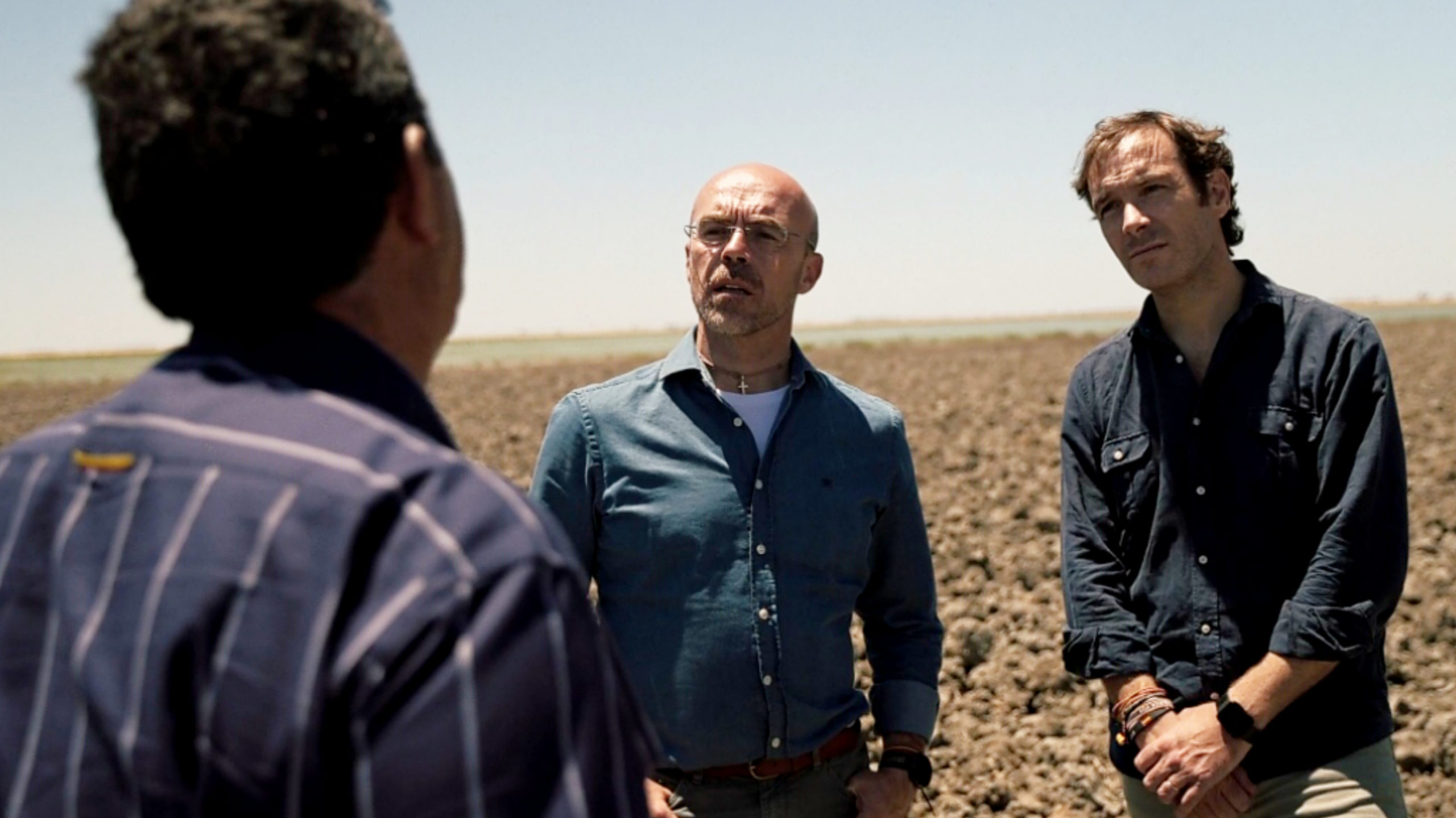 Javier Cortes junto a Jorge Buxade en un arrozal de Los Palacios (Sevilla)