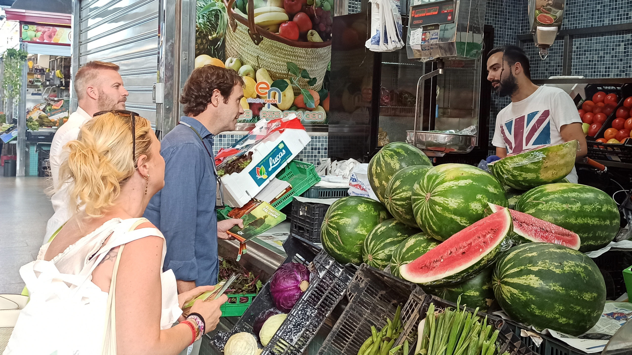 El candidato de VOX al Parlamento de Andalucía por Sevilla, Javier Cortés, en un mercado de abastos