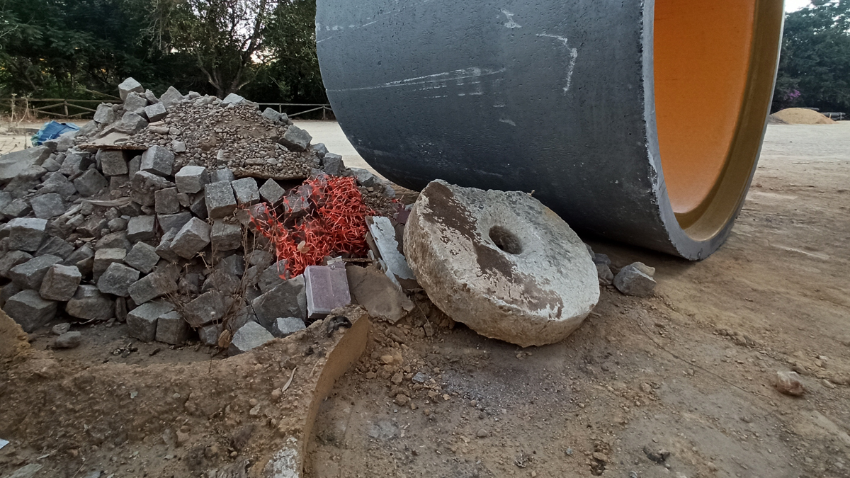 Una de las piedras de molino aparecidas tiradas en un recinto del Ayuntamiento de Alcalá de Guadaíra