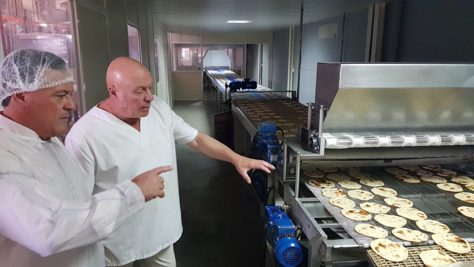 El diputado provincial de VOX en Sevilla, Rafael García, durante su visita a la fábrica de Tortas Andrés Gaviño, en Espartinas