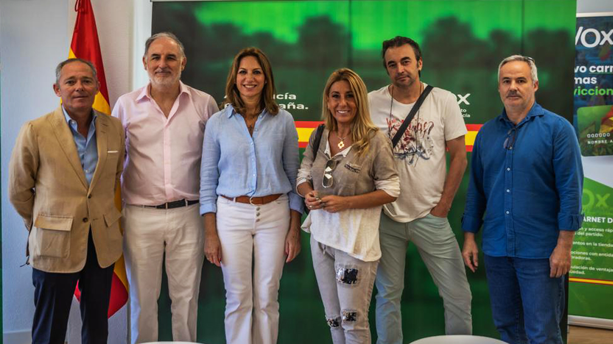 La diputada nacional de VOX, Reyes Romero, reunida con representantes del SUAP