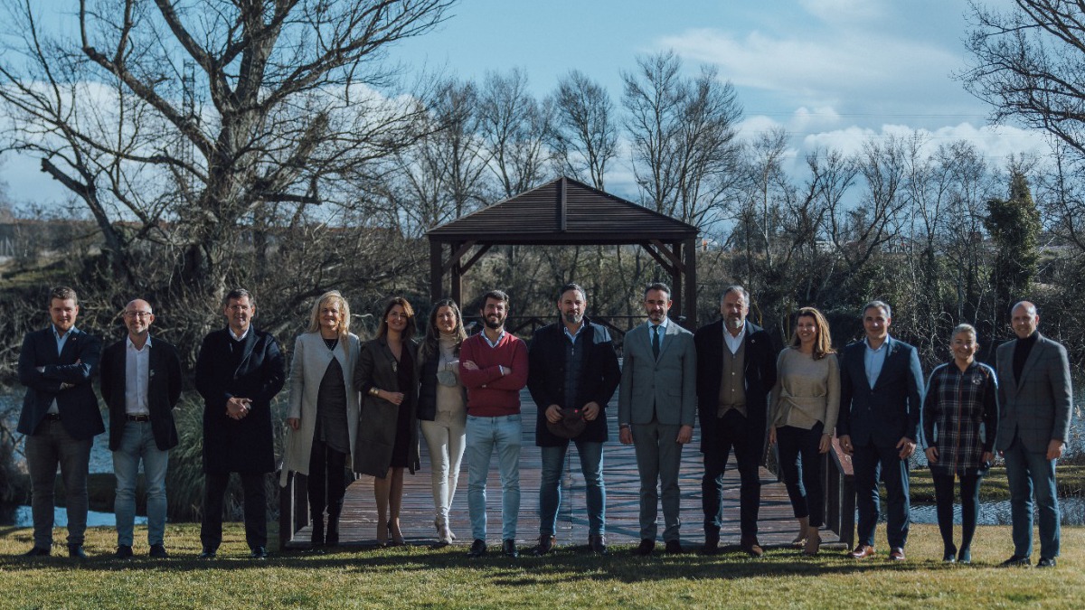 El presidente de VOX, Santiago Abascal, con los procuradores de CyL