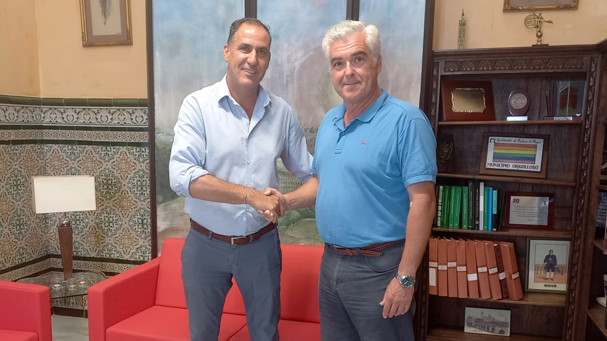 El portavoz de VOX en el Ayuntamiento de Sanlúcar la Mayor junto al alcalde de la localidad tras el acuerdo de Presupuestos alcanzado