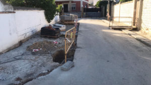 Una de las obras interminables que el Ayuntamiento tiene en Palomares del Río