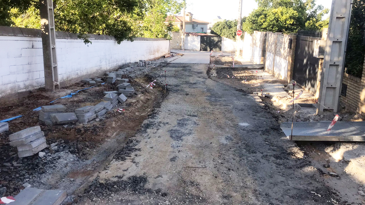 Una de las obras interminables que el Ayuntamiento tiene en Palomares del Río