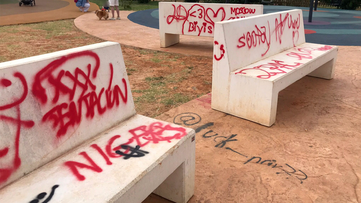Detalle del estado de abandono del Parque Central en Mairena del Aljarafe menos de un años después de su inauguración