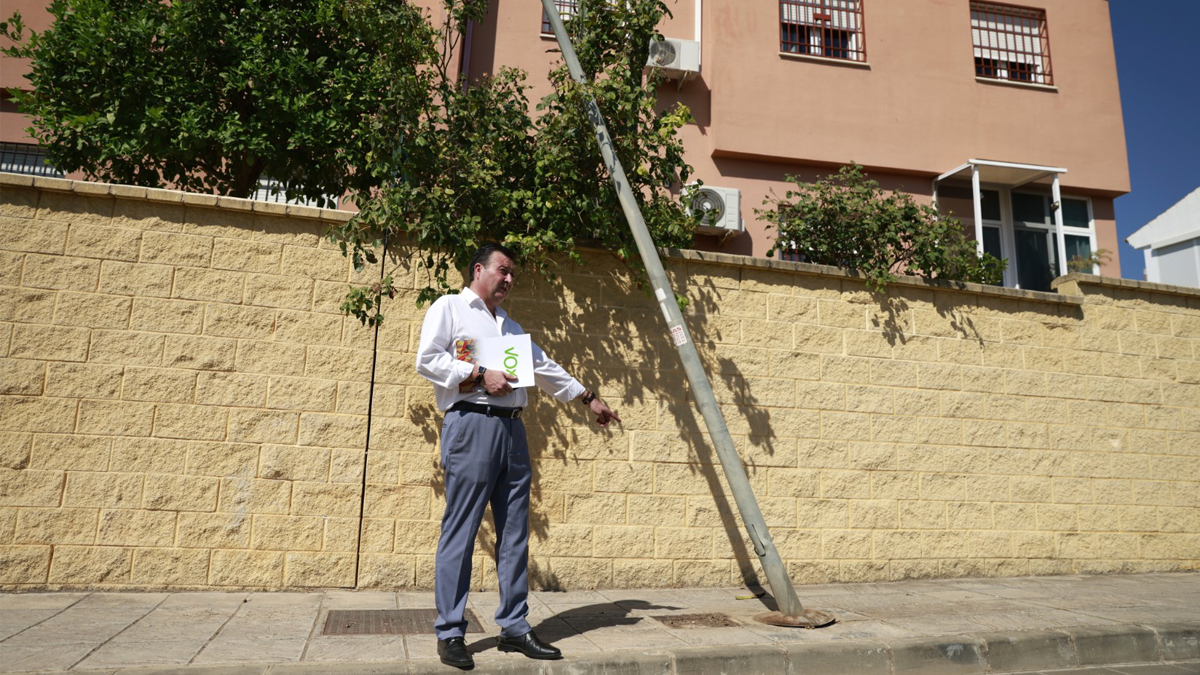 Detalle de la situación de abandono de la urbanización Cruz de Marchenilla, en Alcalá de Guadaíra