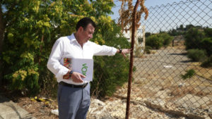 Detalle de la situación de abandono de la urbanización Cruz de Marchenilla, en Alcalá de Guadaíra