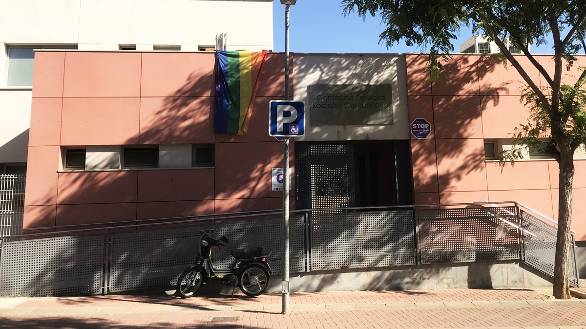Bandera del lobby LGTBI ondeando en la fachada del edificio del Ayuntamiento de Palomares del Río