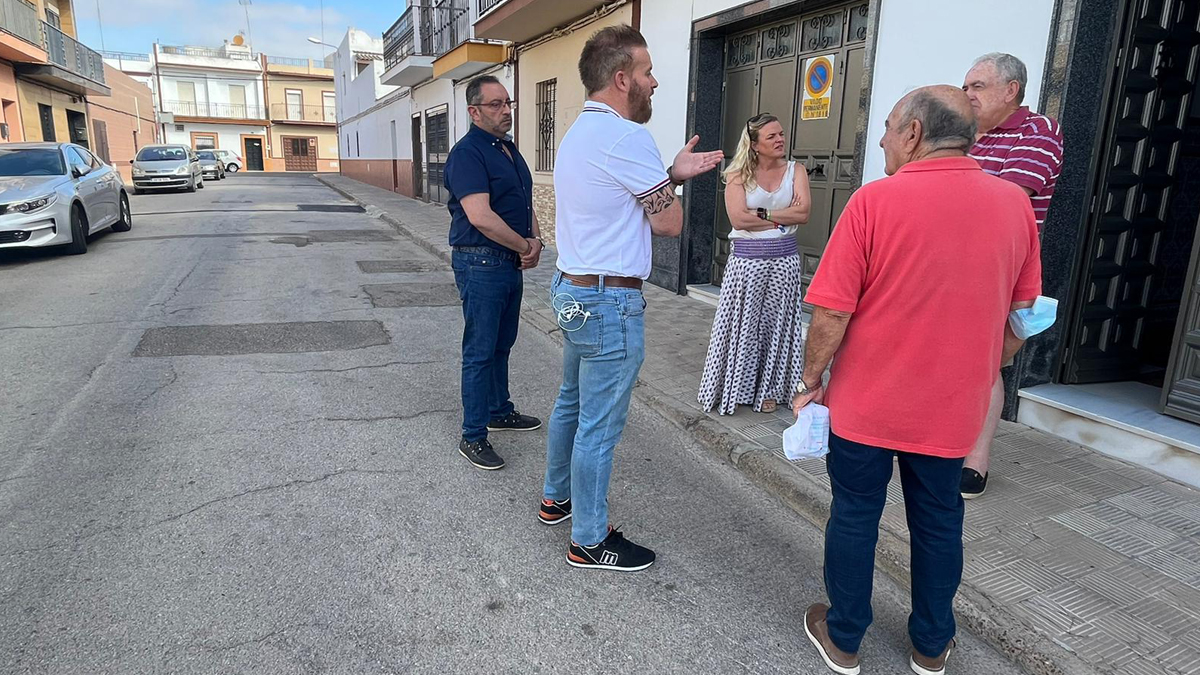 Concejales del GM VOX en el Ayuntamiento de Dos Hermanas en la calle Zamora
