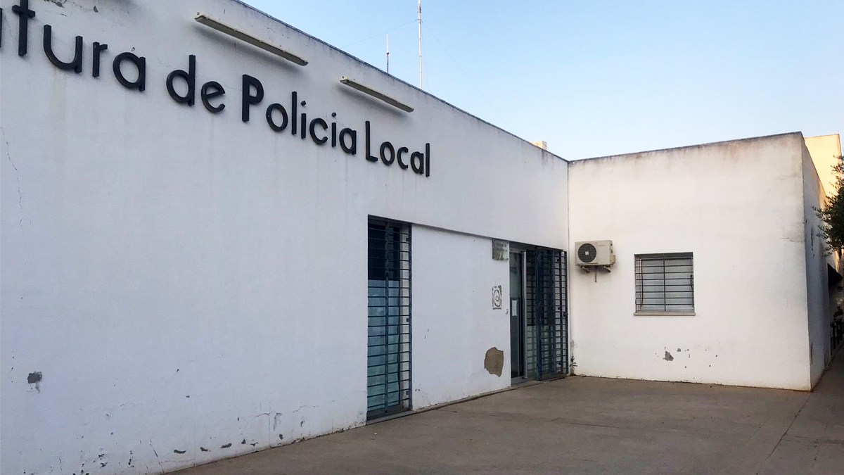 Fachada de la Jefatura de Policía Local de Palomares, en Sevilla