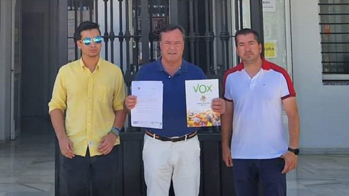 El portavoz de VOX en el Ayuntamiento de Espartinas, Rafael García, tras presentar escrito para conocer coste de la fiesta del Orgullo