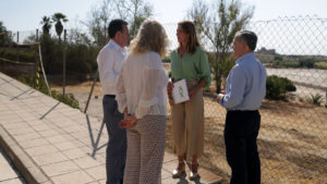 La diputada de VOX, Reyes Romero, en la visita a los trabajos de limpieza del cementerio de amianto de Alcalá de Guadaíra
