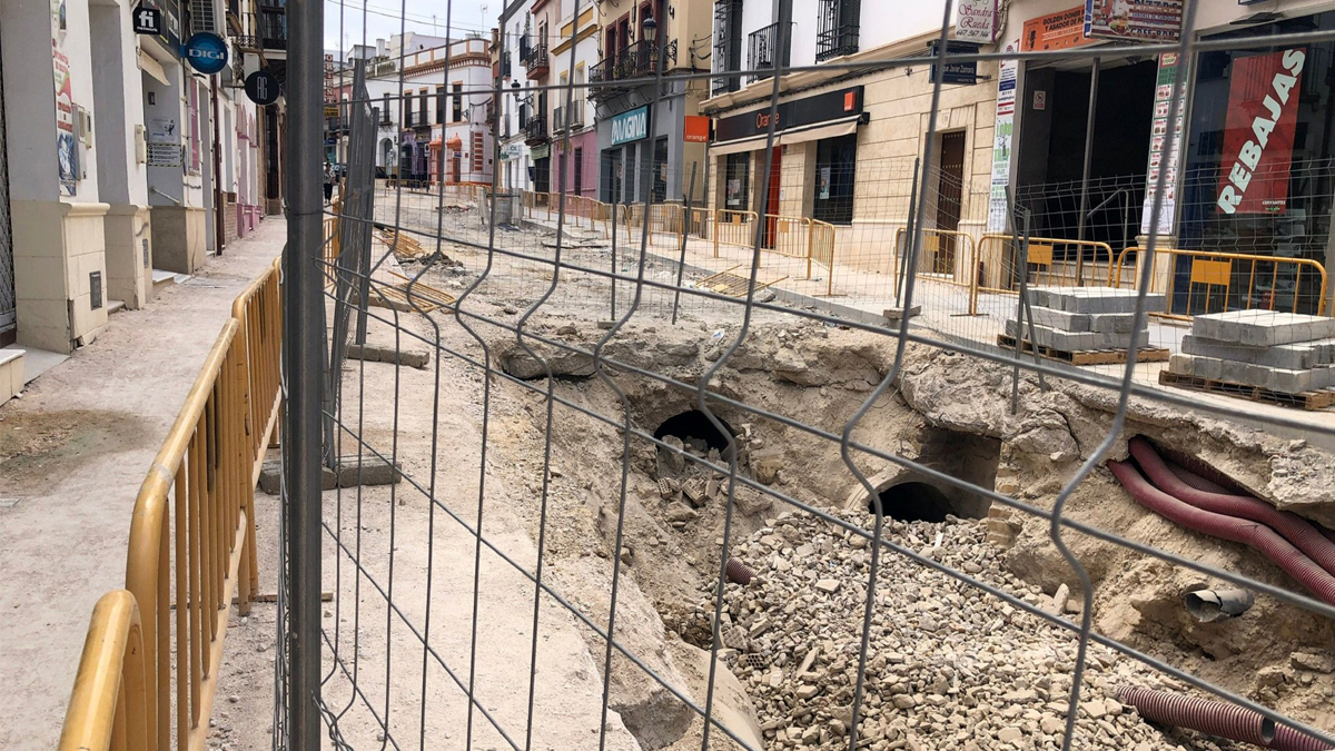 Una de las muchas calles comerciales de Marchena afectada por los retrasos en las obras por parte del Gobierno del PSOE
