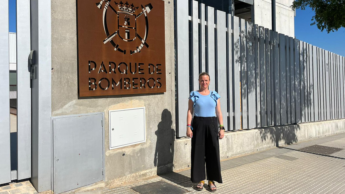 Teresa De Terry delante del Parque de Bomberos de Dos Hermanas
