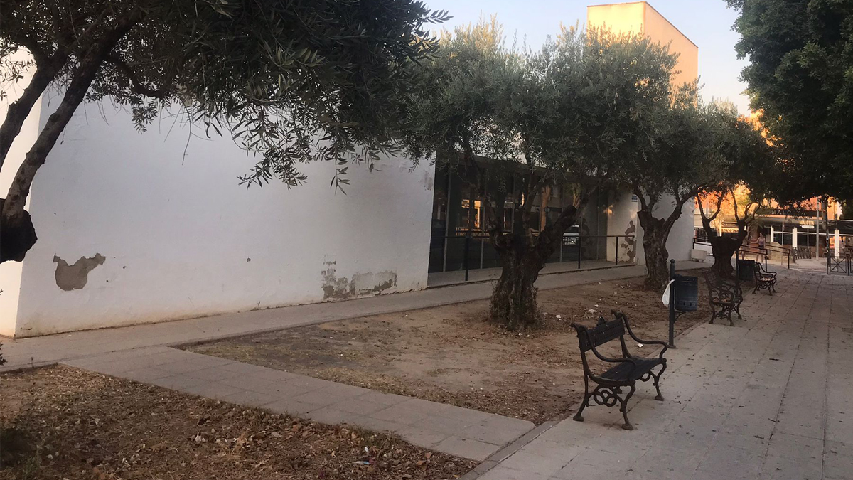 Estado de abandono exteriores Centro de Salud de Palomares del Río, en Sevilla