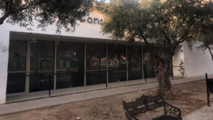 Estado de abandono exteriores Centro de Salud de Palomares del Río, en Sevilla