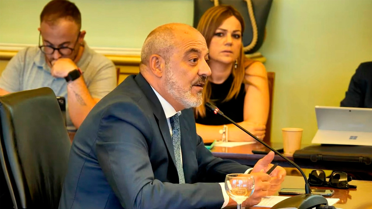 Rodríguez ha preguntado sin obtener respuesta cómo es posible que ninguno de los asesores, cargos directivos o asesores jurídicos no advirtieran del incumplimiento de las normas al dimitido Fuster